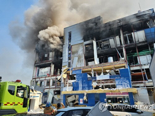 30일 경기도 화성시 향남읍의 한 제약회사 공장에서 폭발에 의한 화재가 발생, 소방대원들이 진화작업을 벌이고 있다.   [경기도소방재난본부 제공]